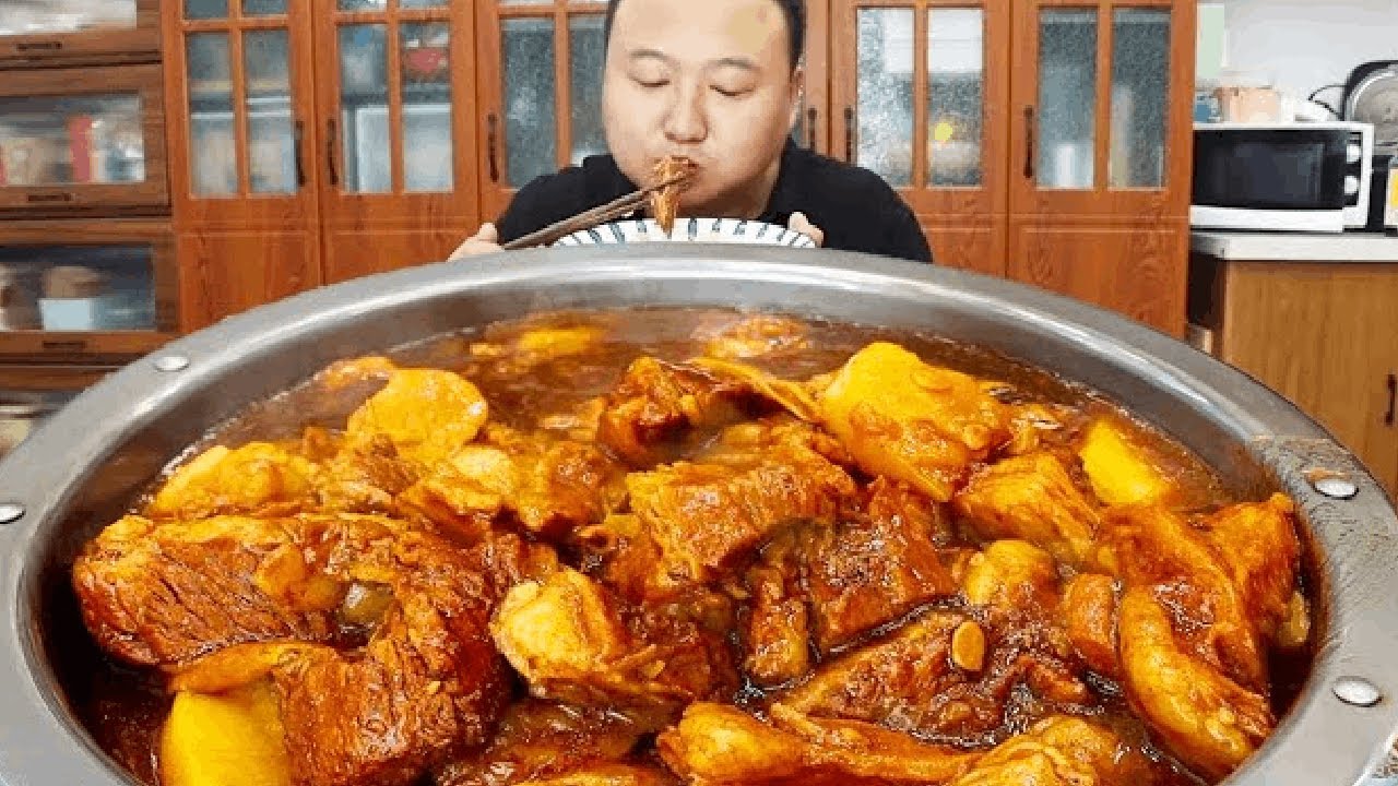 Ah Qiang stewed 5kg beef with potatoes. Served with rice, it's a carb bomb.