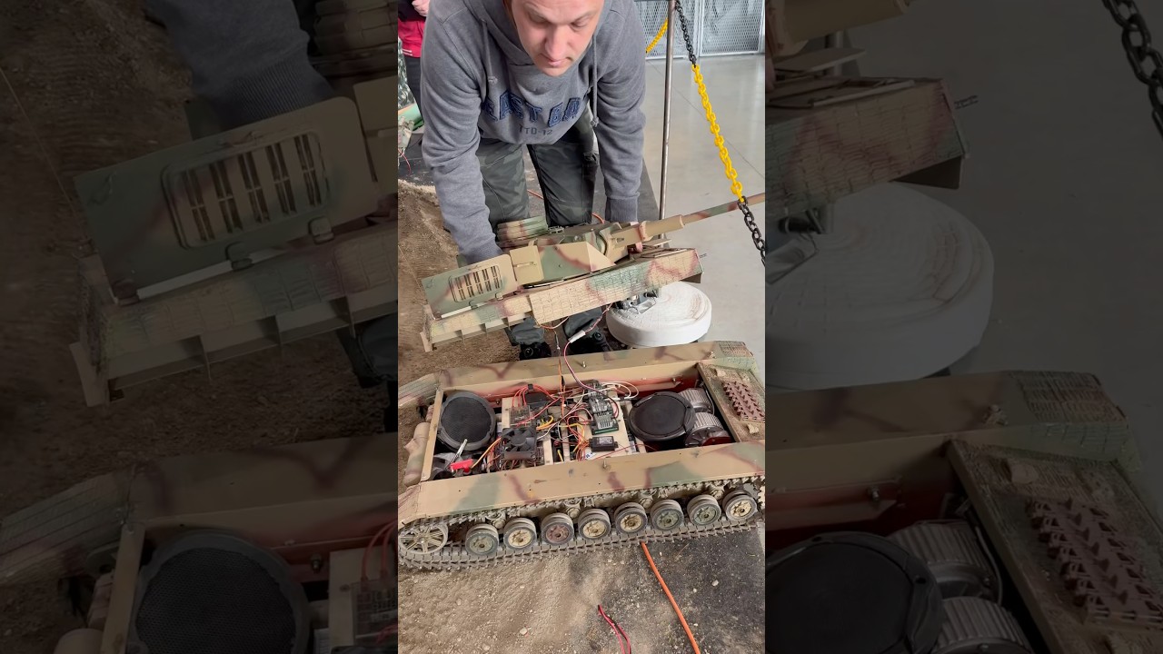 💥Take an exclusive look inside this massive RC tank! #RCCustom #RCTank #ModelTank #RCModel￼ #model