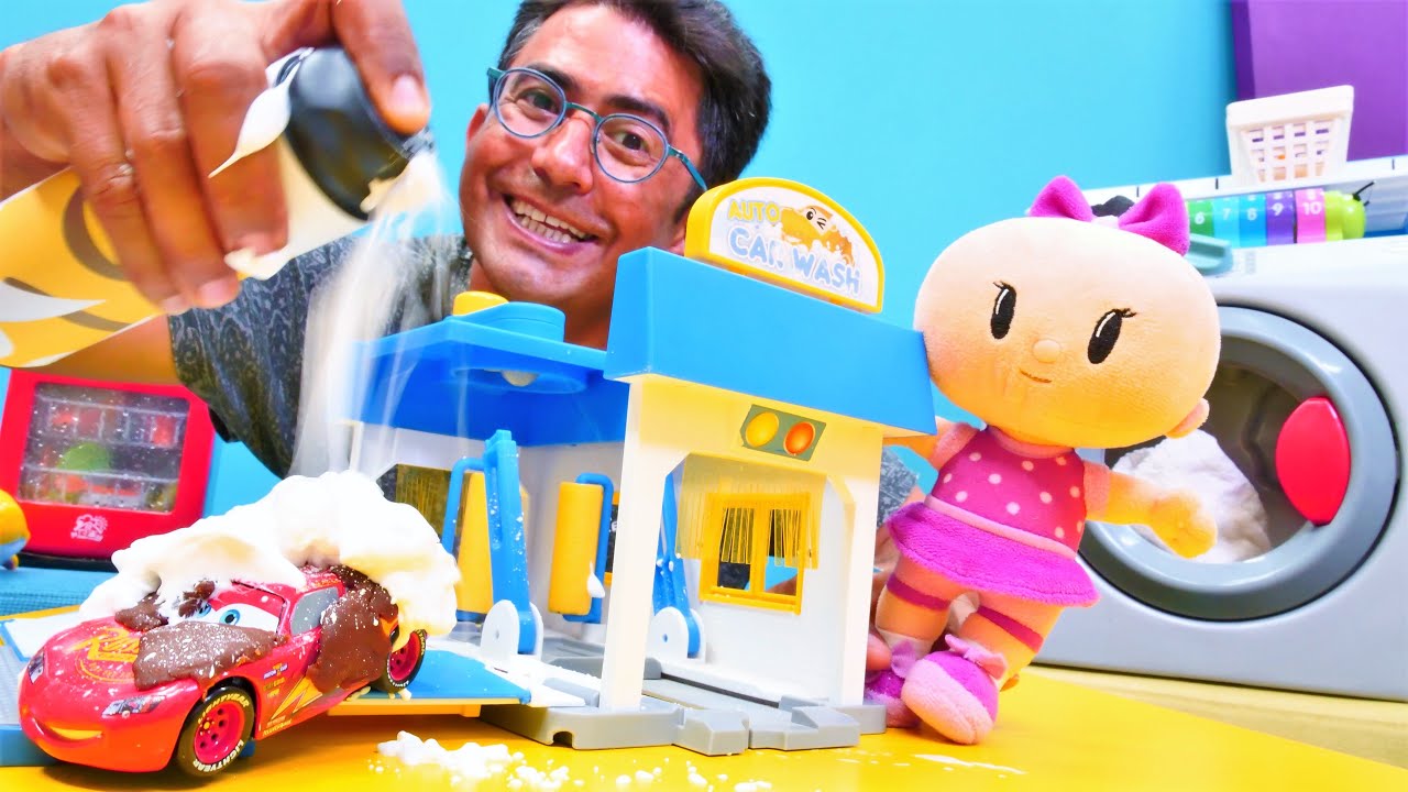 Bebe kirli oyuncaklarını çamaşır makinesine atıyor! Nail baba ile eğitici video. Temizlik oyunu