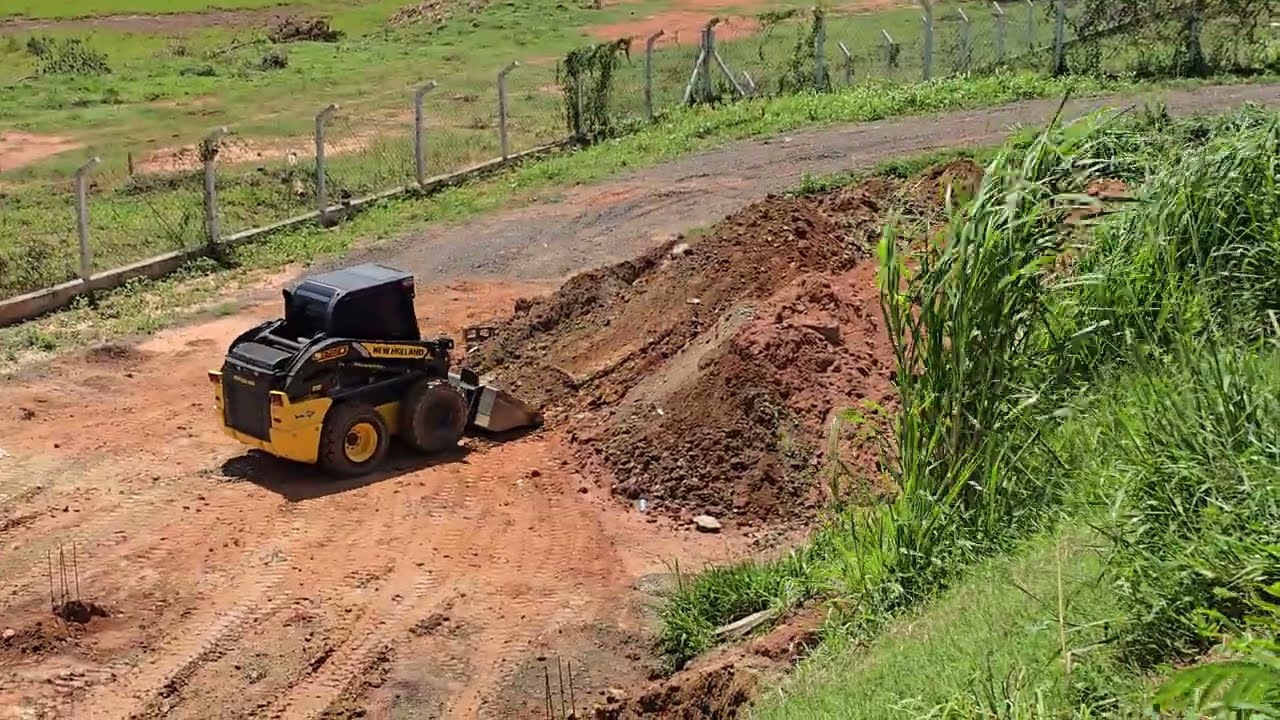 MINI CARREGADEIRA NEW HOLLAND L320 RETIRANDO TERRA