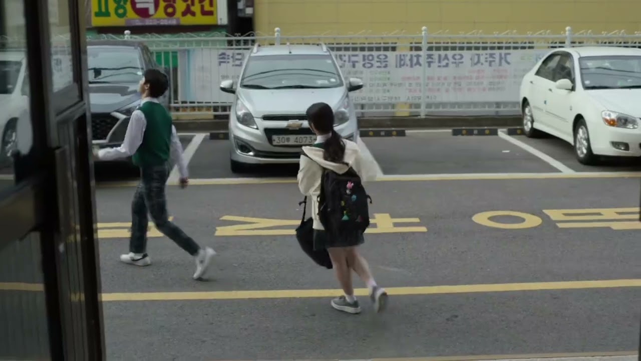 I love the kicks of On-jo to Cheong-san🤣 {All of us are dead}