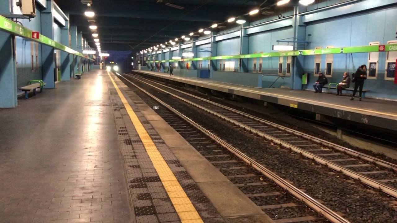 Leonardo linea M2 livrea verde e bianca in arrivo a Cascina Antonietta diretto a Gessate
