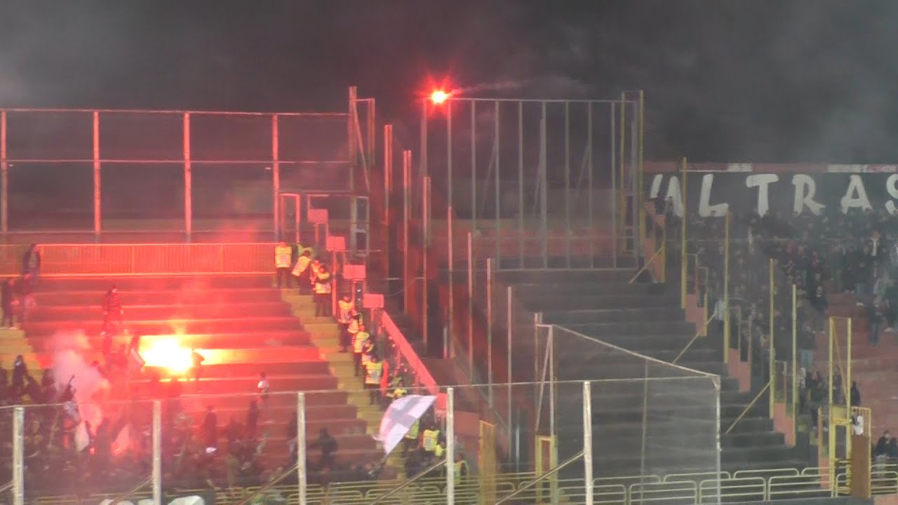 Foggia-Avellino, lancio di fumogeni tra le tifoserie: le immagini