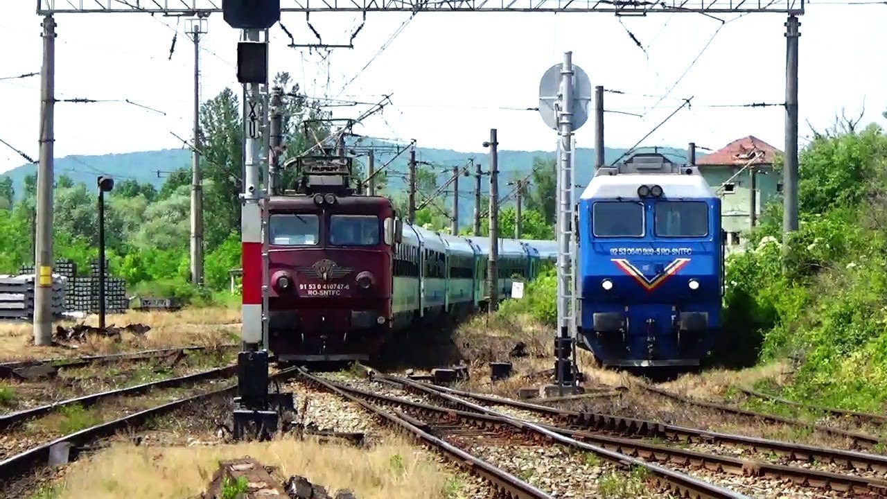 Trenul Boldogasszony Zarándokvonat schimb de locomotive in gara Dej Calatori