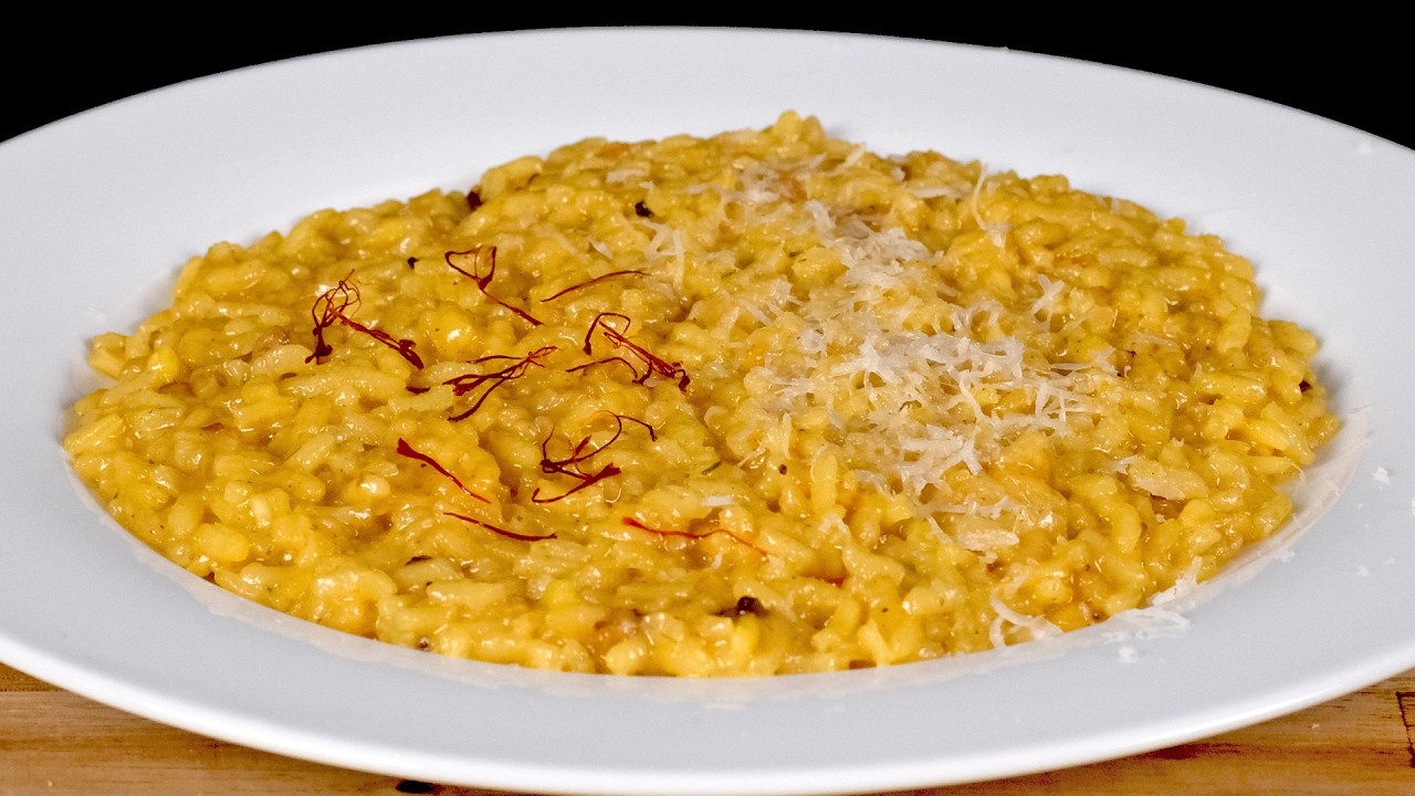 Risotto alla Milanese 🍛 How to Make the Creamiest Saffron Risotto
