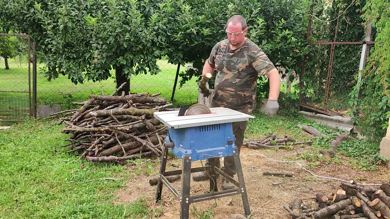 Asztali körfűrész tüzifa darabolása