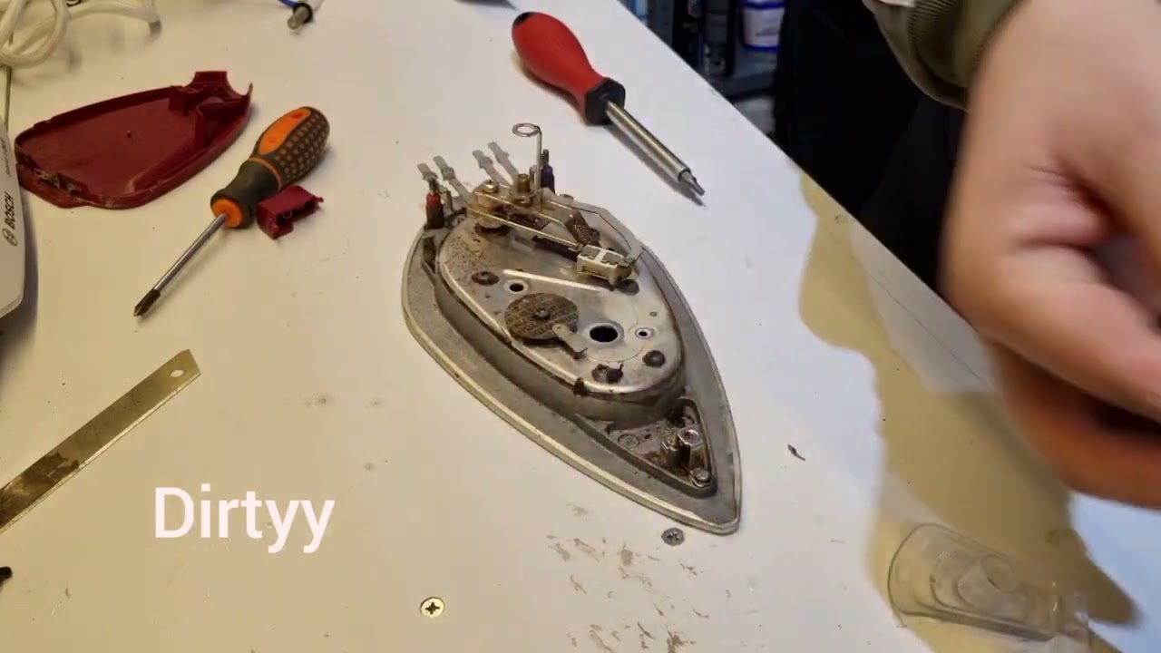 Bosch Sensixx DA30 steam iron disassembly and cleaning.