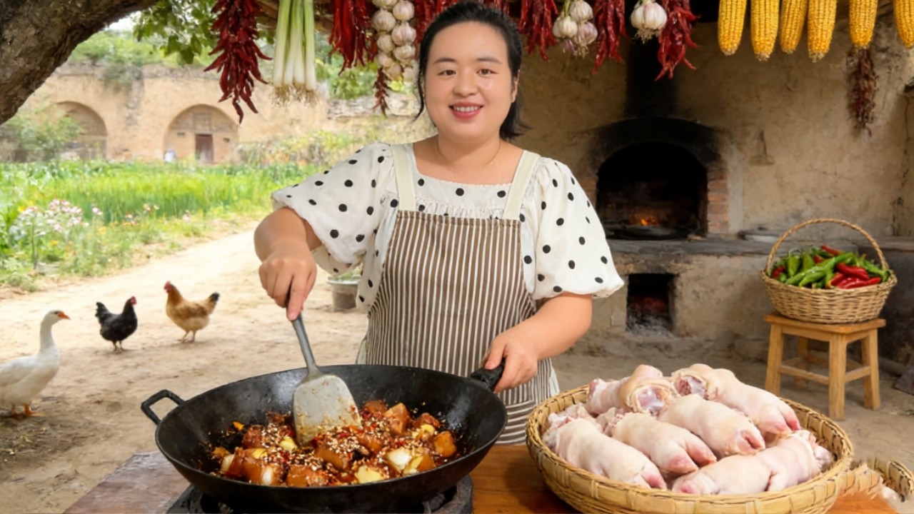 丹丹手把手教蒜香辣猪蹄，蒜香浓郁一抿就脱骨，配上小啤酒，夫妻俩边吃边斗嘴超欢乐！