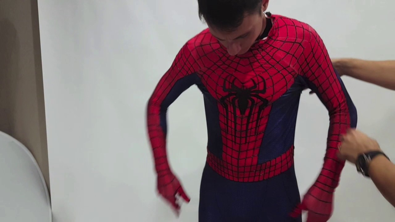 Step-by-step: How to put on spiderman costume