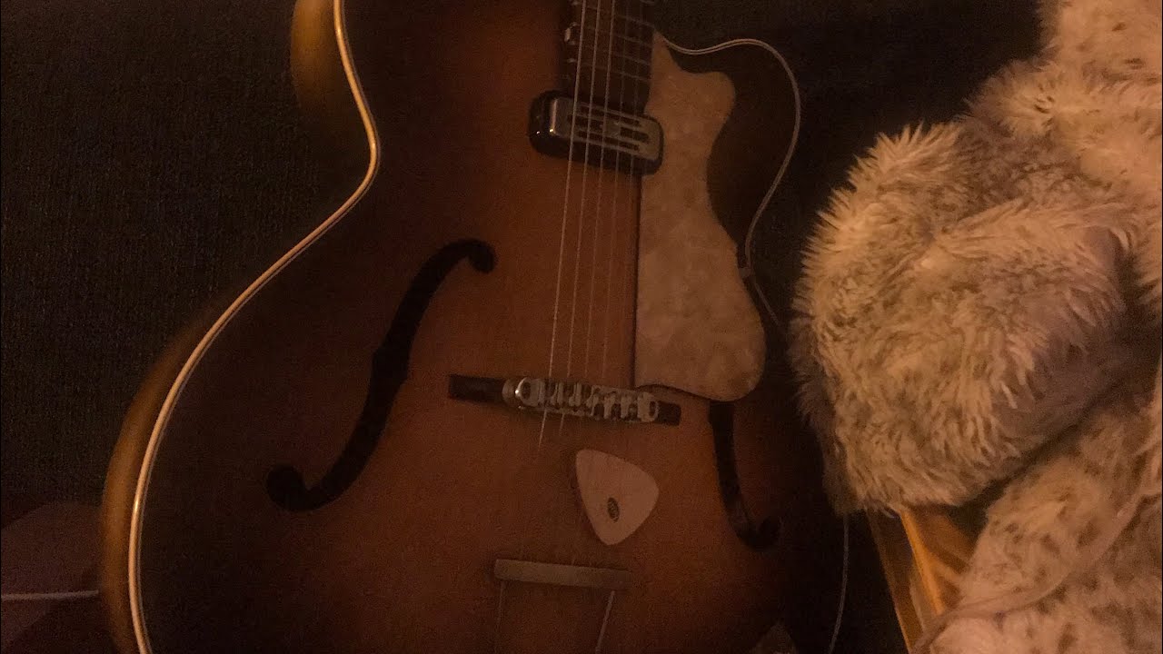 Extended blues on archtop Hofner guitar
