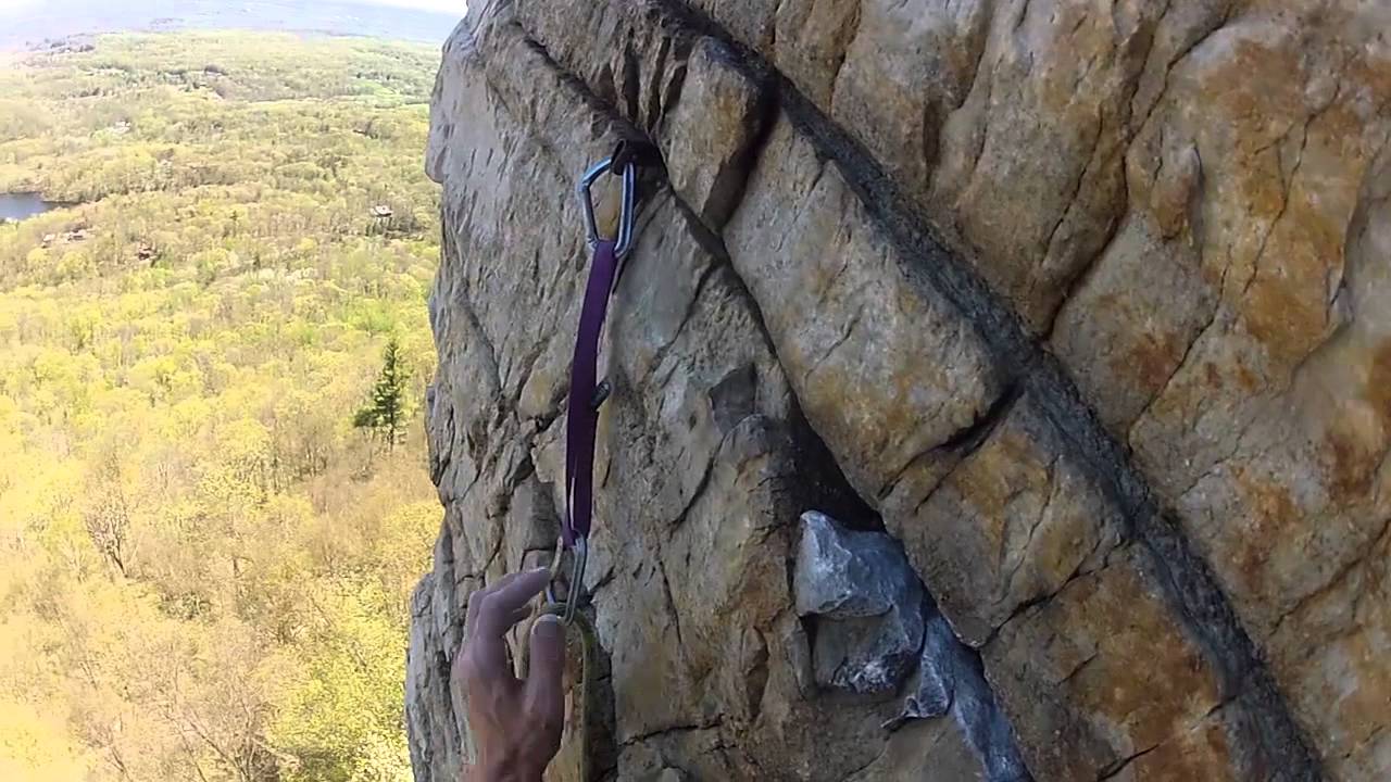 Trad Climbing on Bonnies Roof (2nd Pitch, 5.7) at The Gunks, NY (Awesome Exposure!)