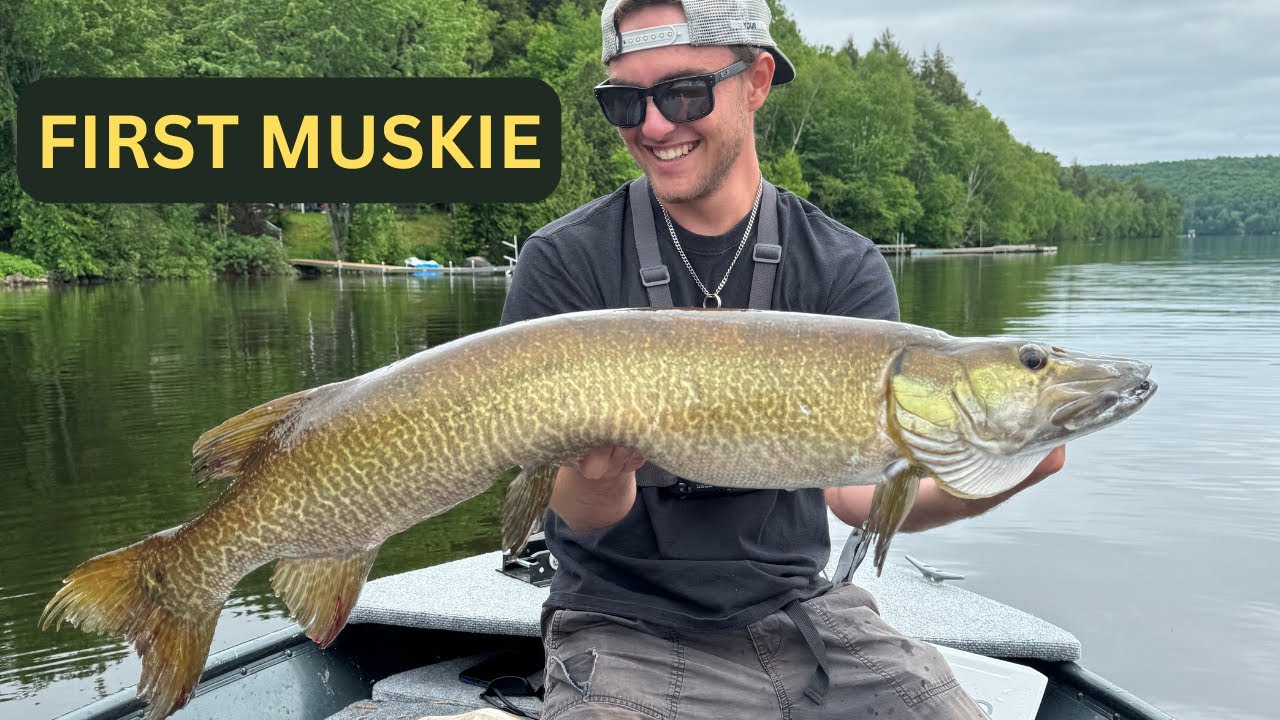 Catching my first MUSKIE while smallmouth fishing