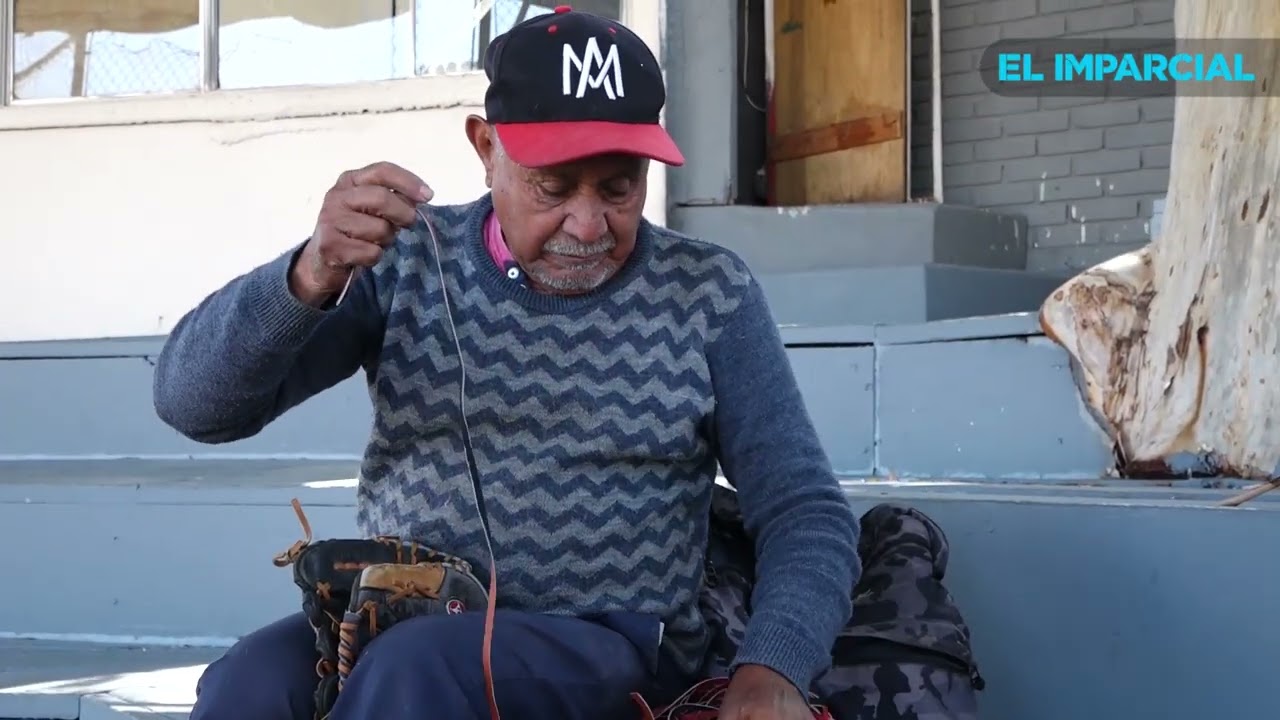 El oficio de reparar guantes de béisbol