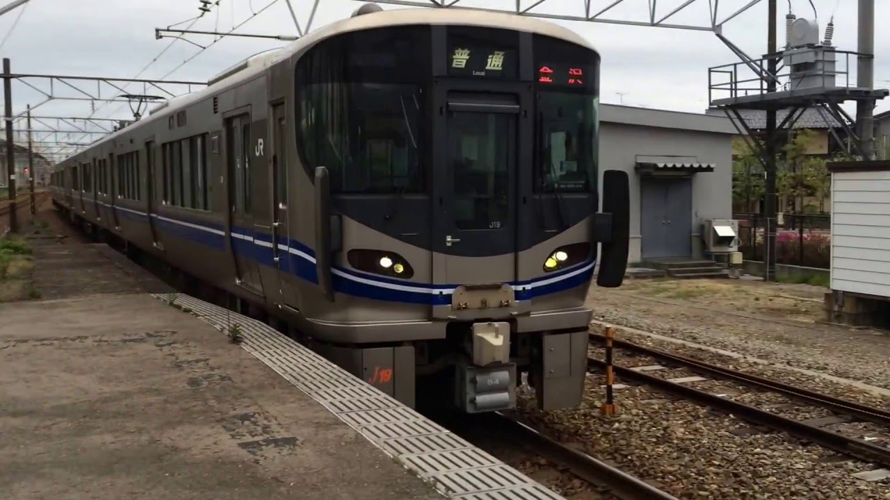 素敵な女性車掌のバイバイ有  北陸本線　普通電車521系　西金沢駅