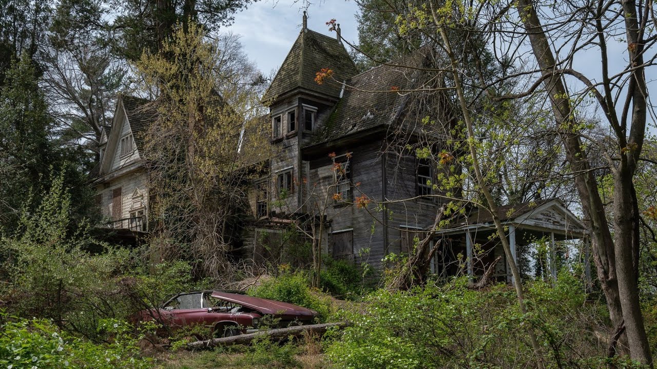 Abandoned Collapsing 1970's Mansion - Multiple Classic Cars left