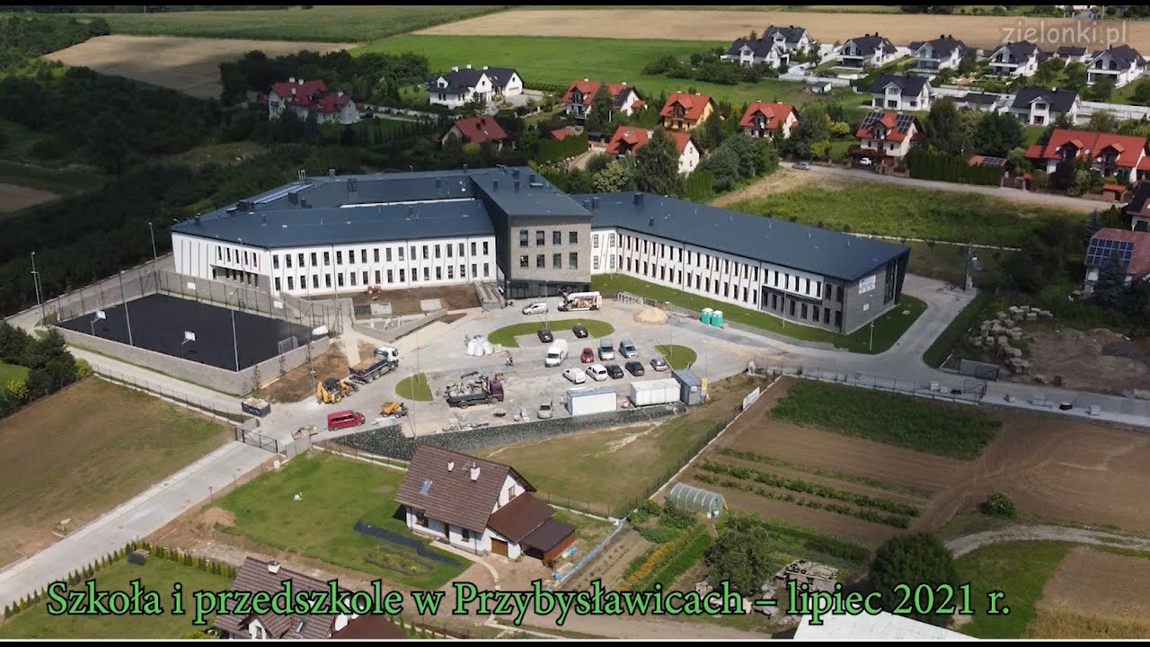 Szkoła i przedszkole w Przybysławicach w lipcu 2021 r.
