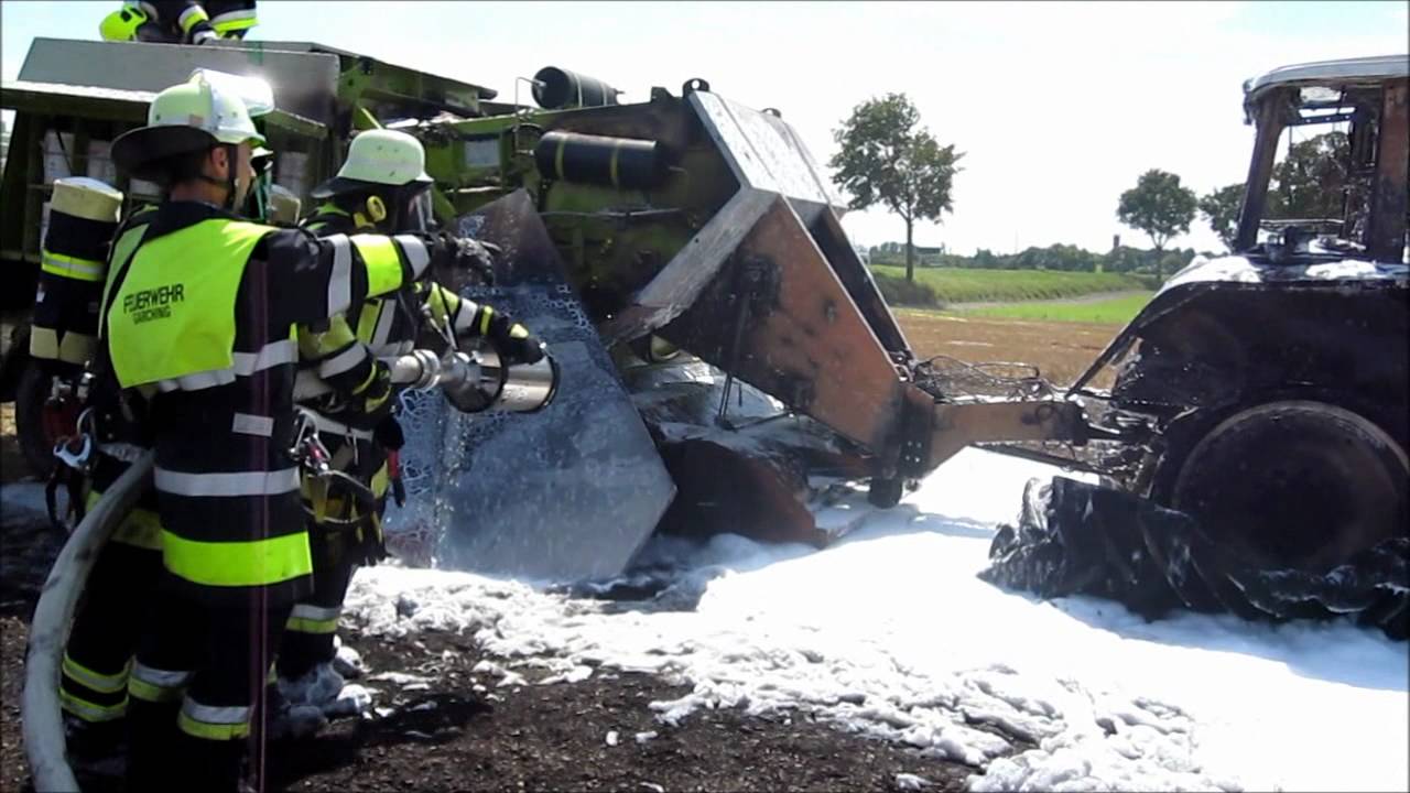 Feuerwehr Garching: Brennt Traktor und Feld