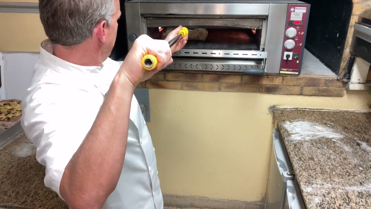 Comment tourner et défourner la pizza