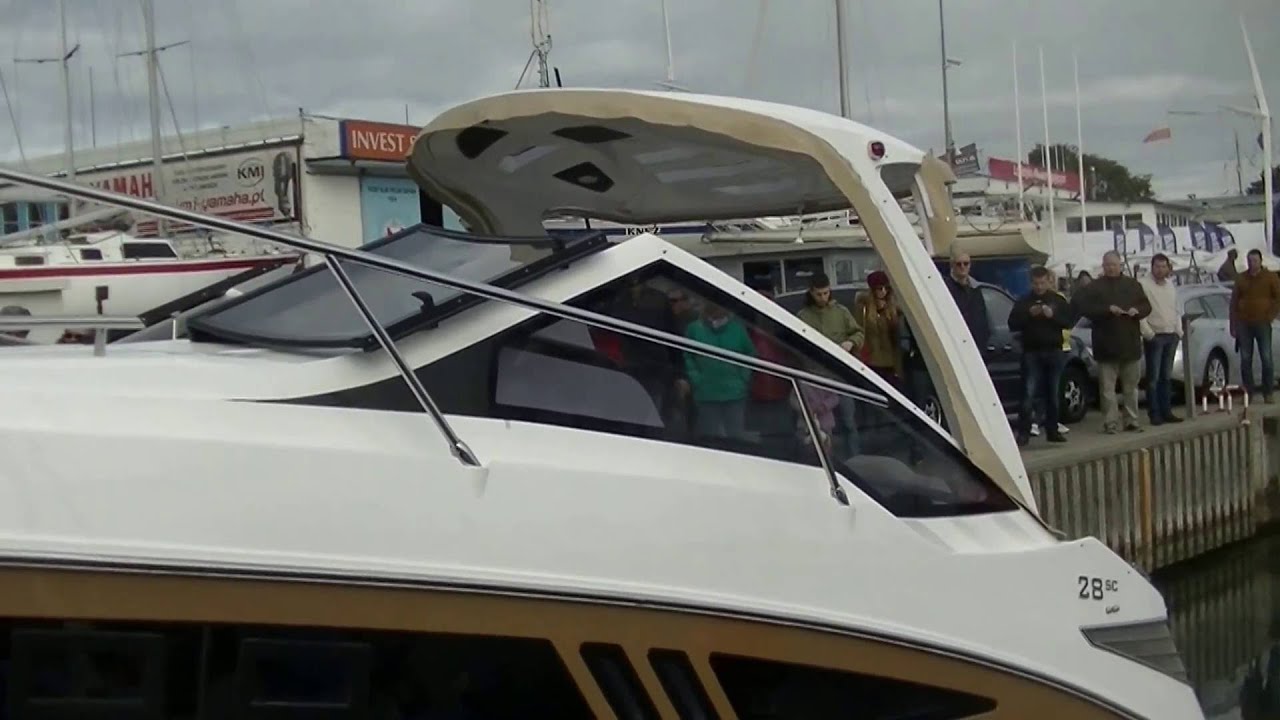 GDYNIA - WODOWANIE NOWEJ MOTORÓWKI COBRA SAMOCHODEM Z PRZYCZEPĄ