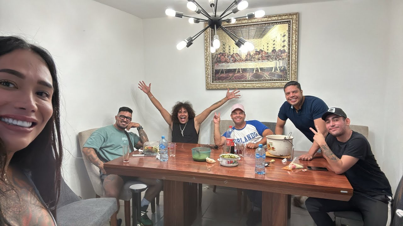 Kary Torres Oficial está en vivo Hola en una reunión de trabajo