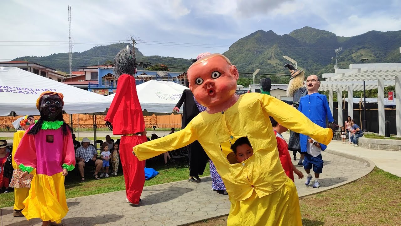 🎭 Mascarada y Cimarrona Escazuceña Tradicional Domingo Embrujado Costa Rica 4K