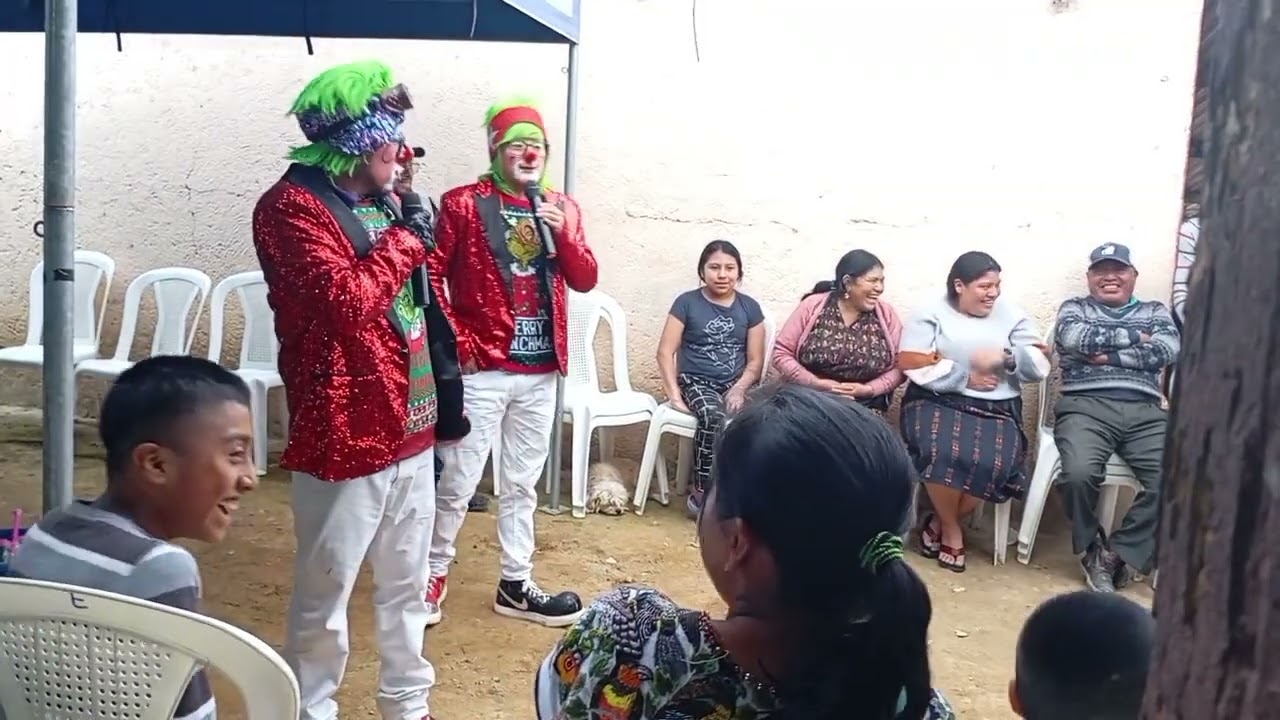 Así se divierten los vecinos en el convivio navideño 