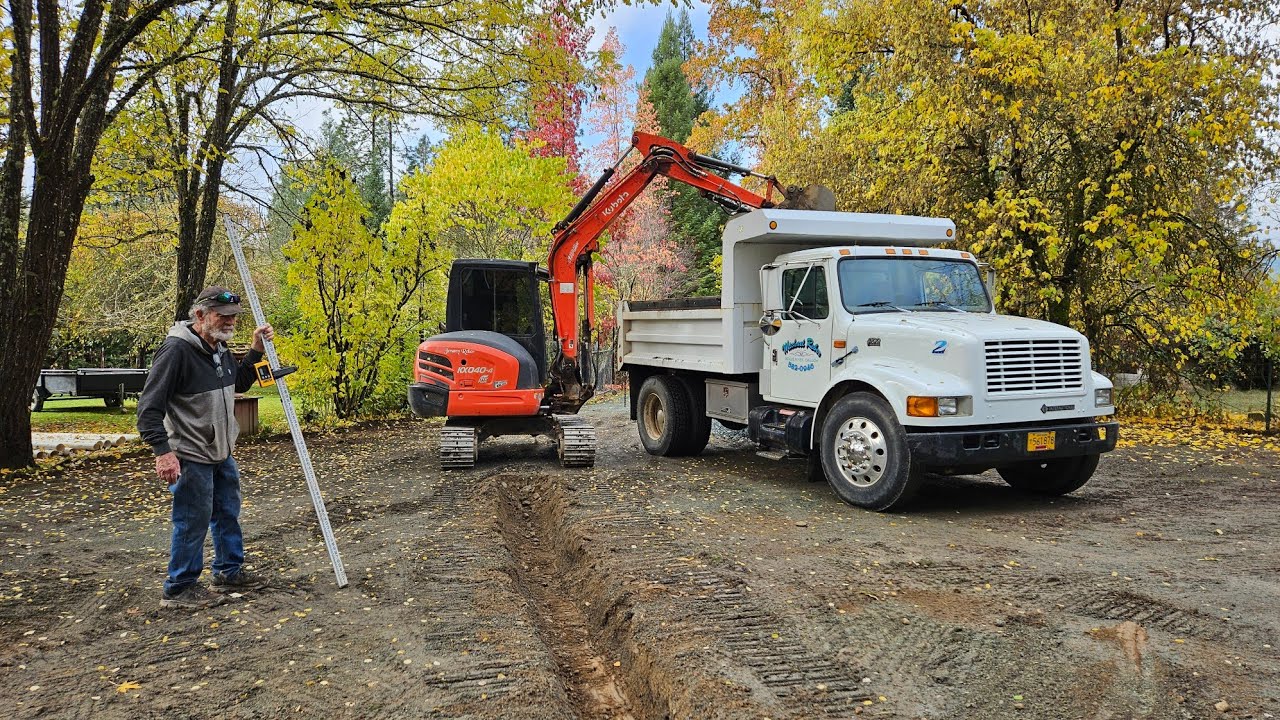 Неглубокий слив для цеха с помощью экскаватора Kubota KX 040 4