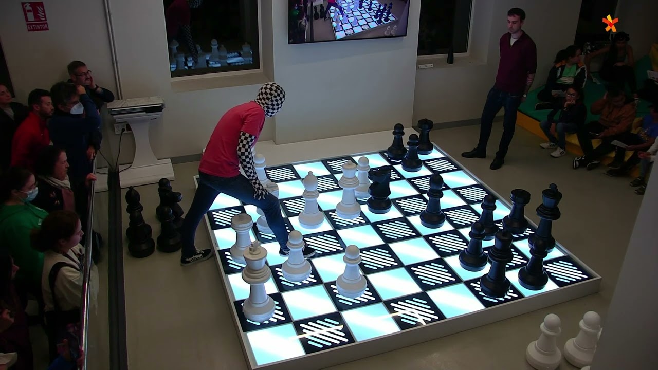 REY ENIGMA VS  MARCOS LLANEZA EN TABLERO GIGANTE.