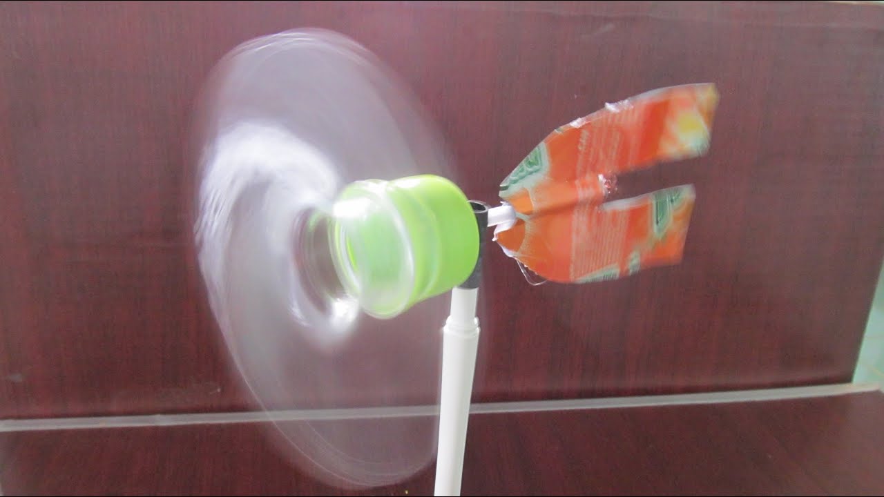 Cómo hacer un molinillo de viento utilizando botella de plástico | Fabricación de juguetes