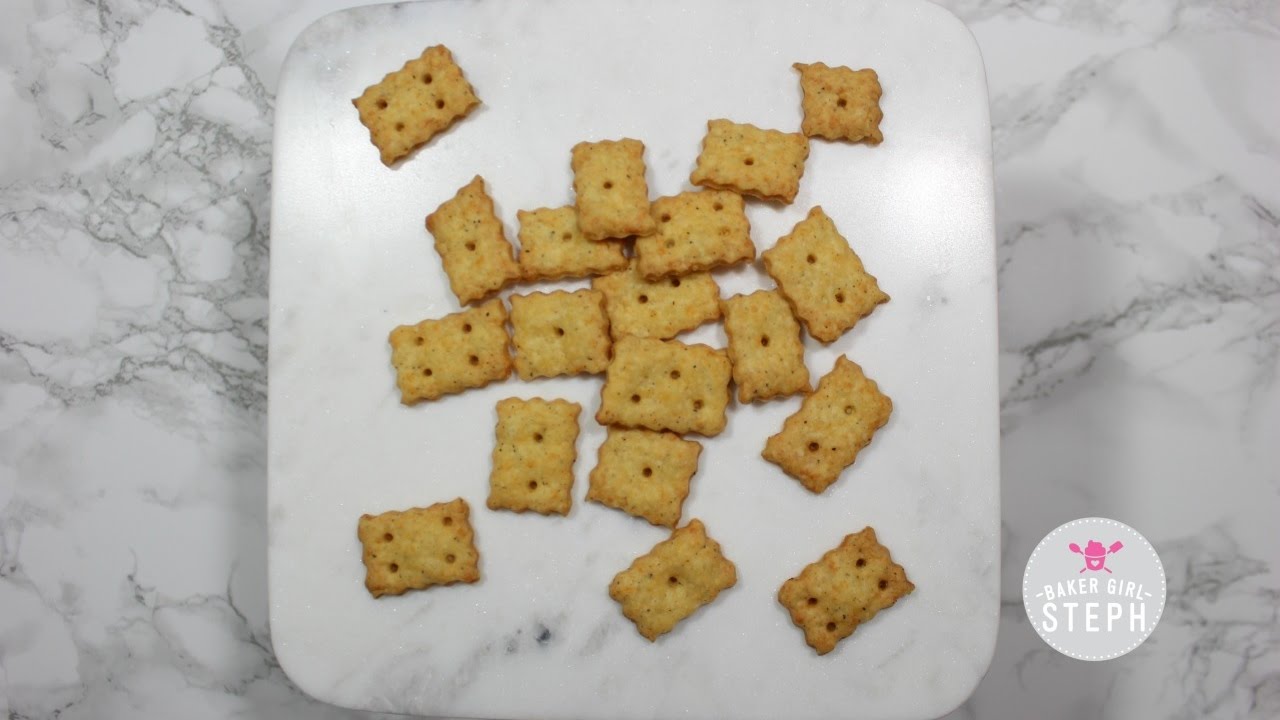 HOW TO MAKE PEPPERY CHEDDAR CRACKERS || Homemade Cheez-It