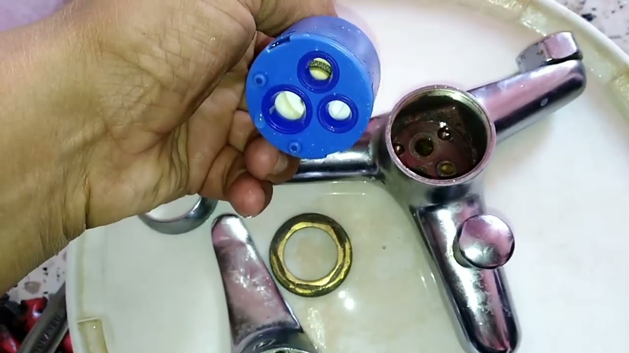 كيفية تنظيف صنبور  /Robinet/ الماء الساخن والبارد من الترسبات الكلسية  /calcaire/