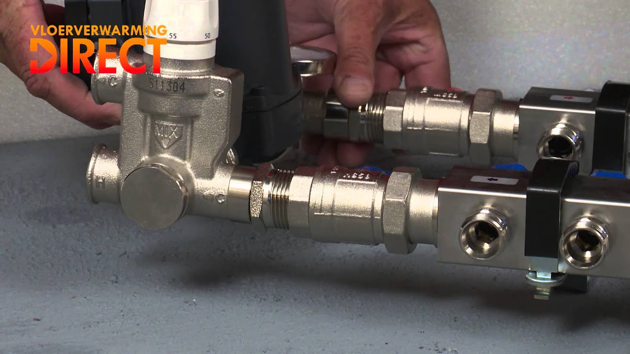 Monteren van RVS verdeler vloerverwarming met pomp