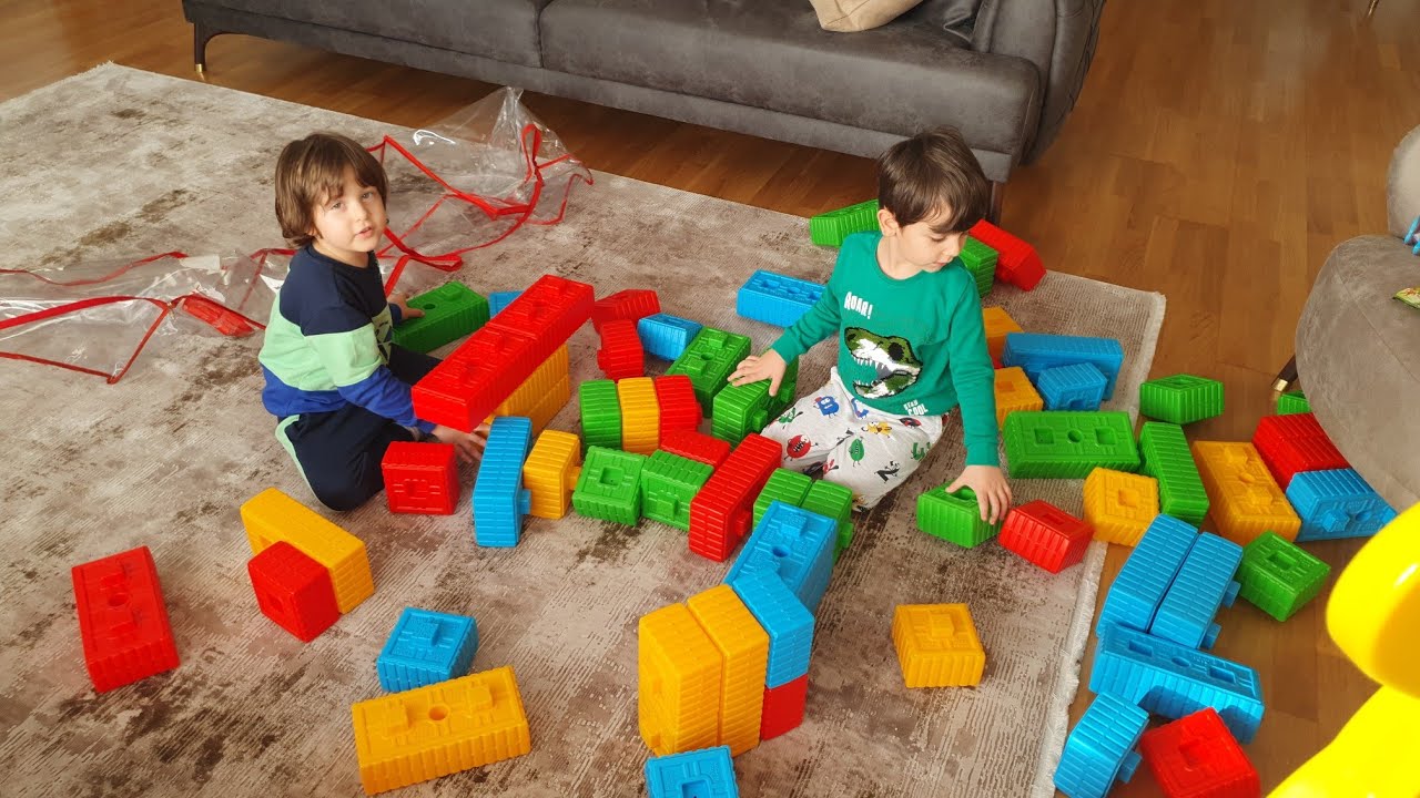 Fatih selim ve Yusuf tuğla blok'larla kule yapıyorlar ilk &ouml;nce kim bitirecek ve devirecek