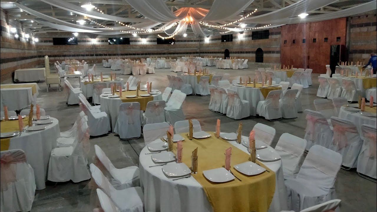 Montaje de mesas redondas en Salón de Eventos