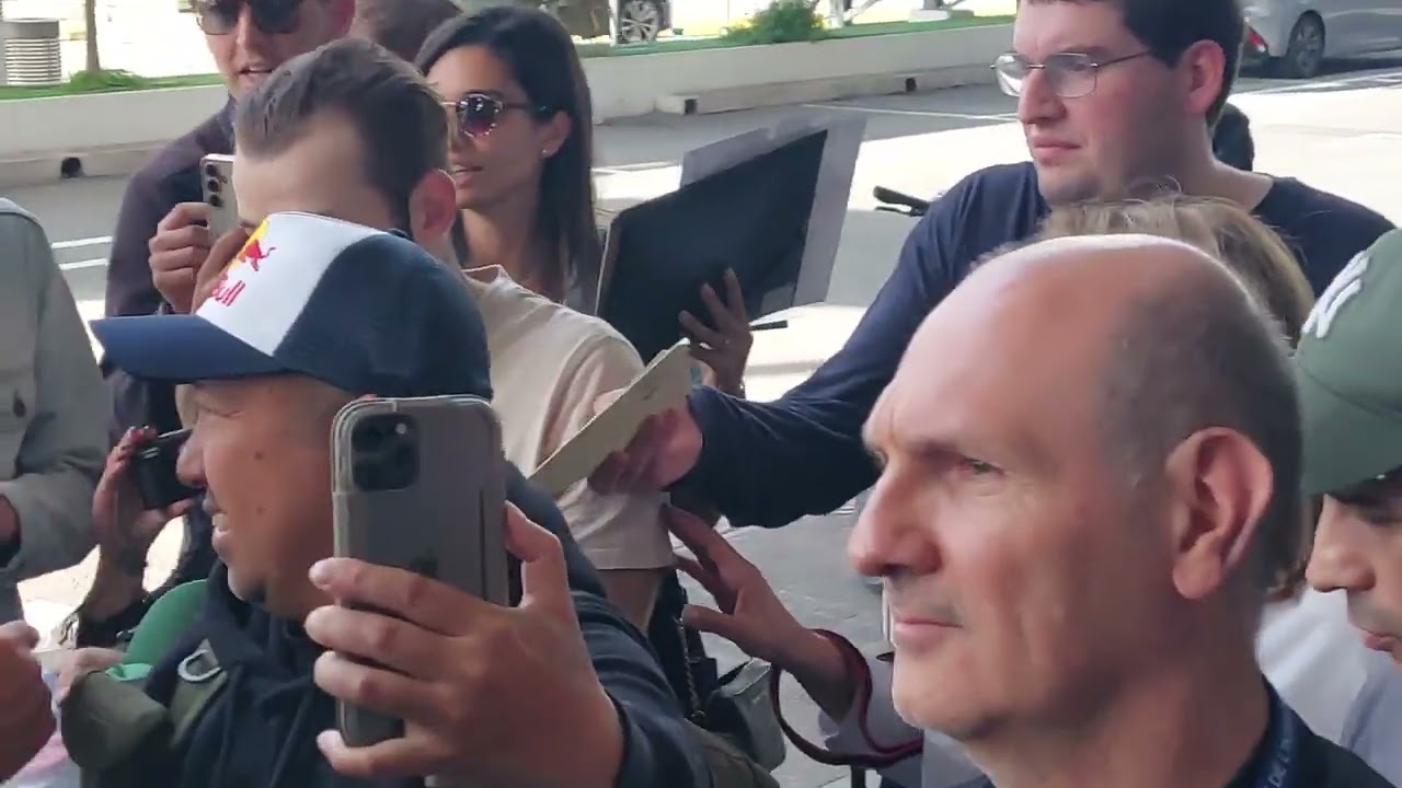 Richard Gere mit seiner Ehefrau Alejandra Silva. Spontane Begegnung am Nice Côte d'Azur Airport.