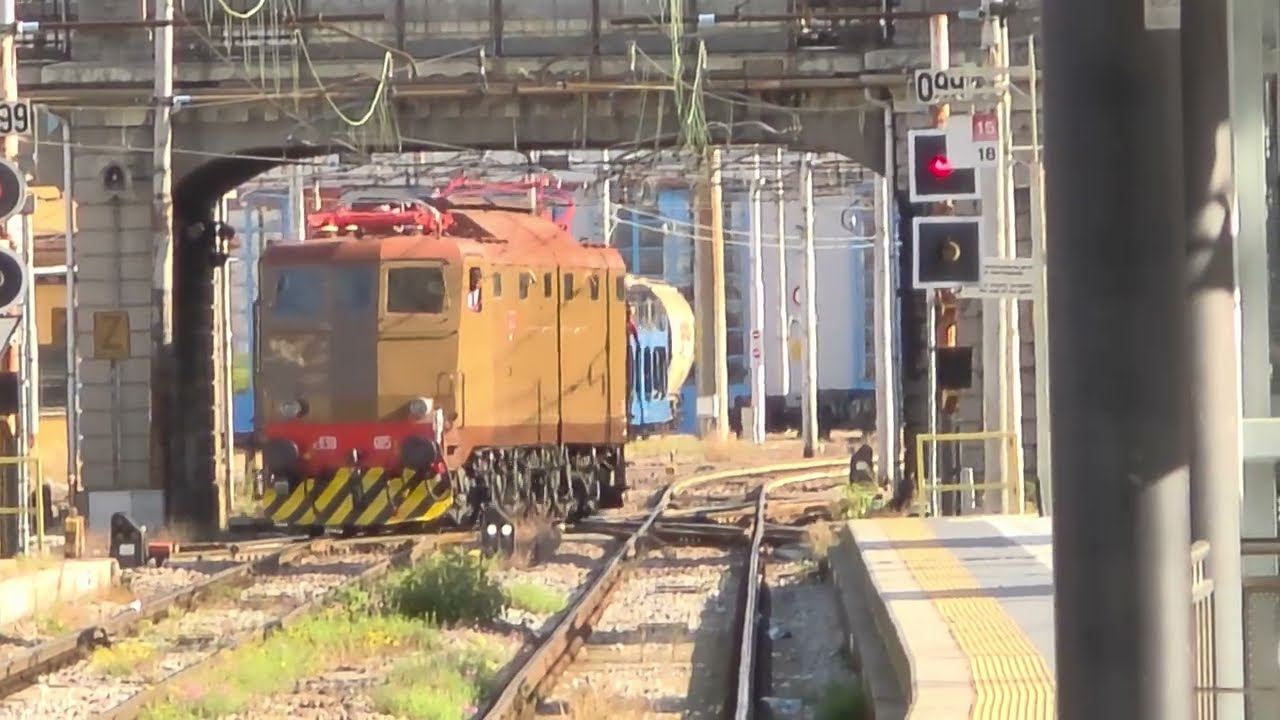 MOVIMENTI DI MANOVRA CON LA LOCOMOTIVA E636 DI FONDAZIONE FS EX FERROVIE DELLO STATO
