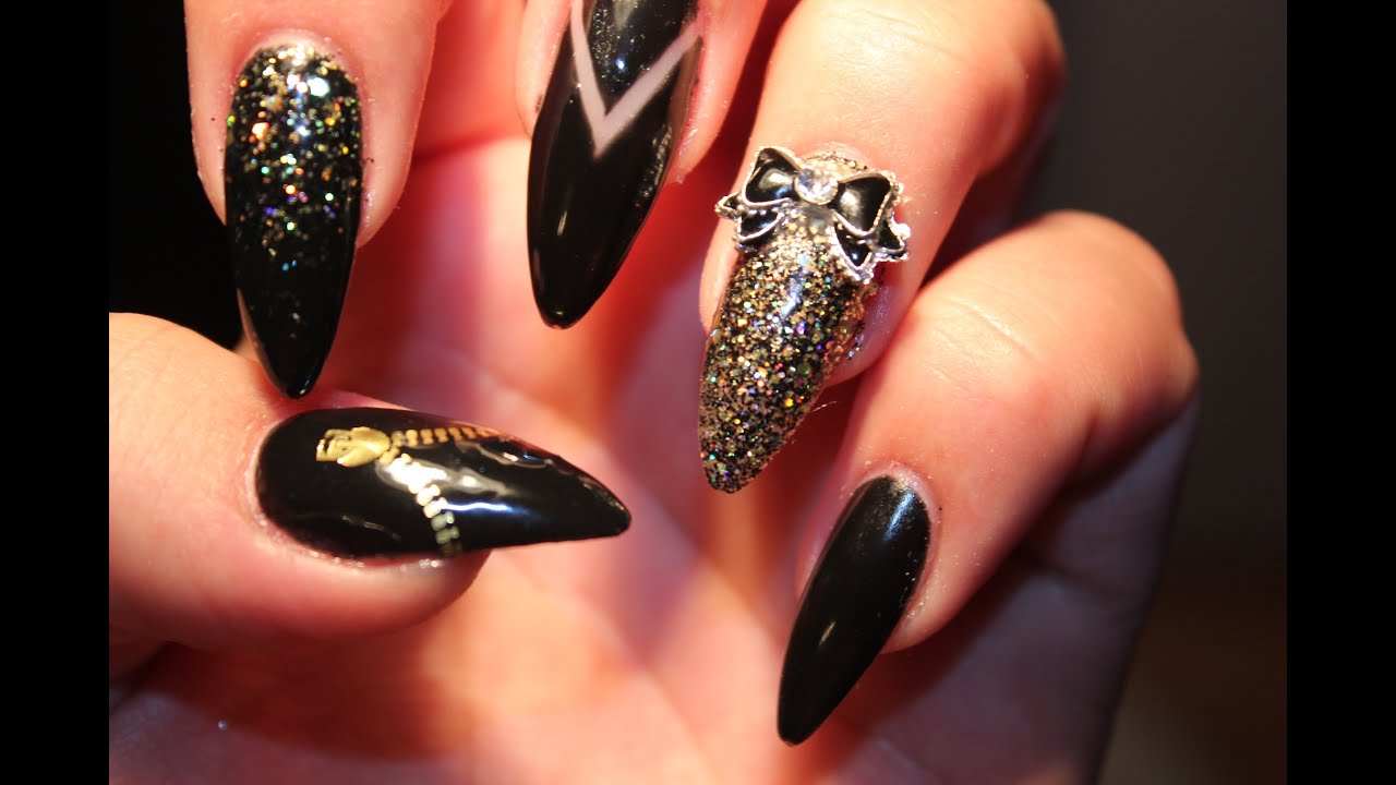 **BLACK & GOLD CASINO NAILS**