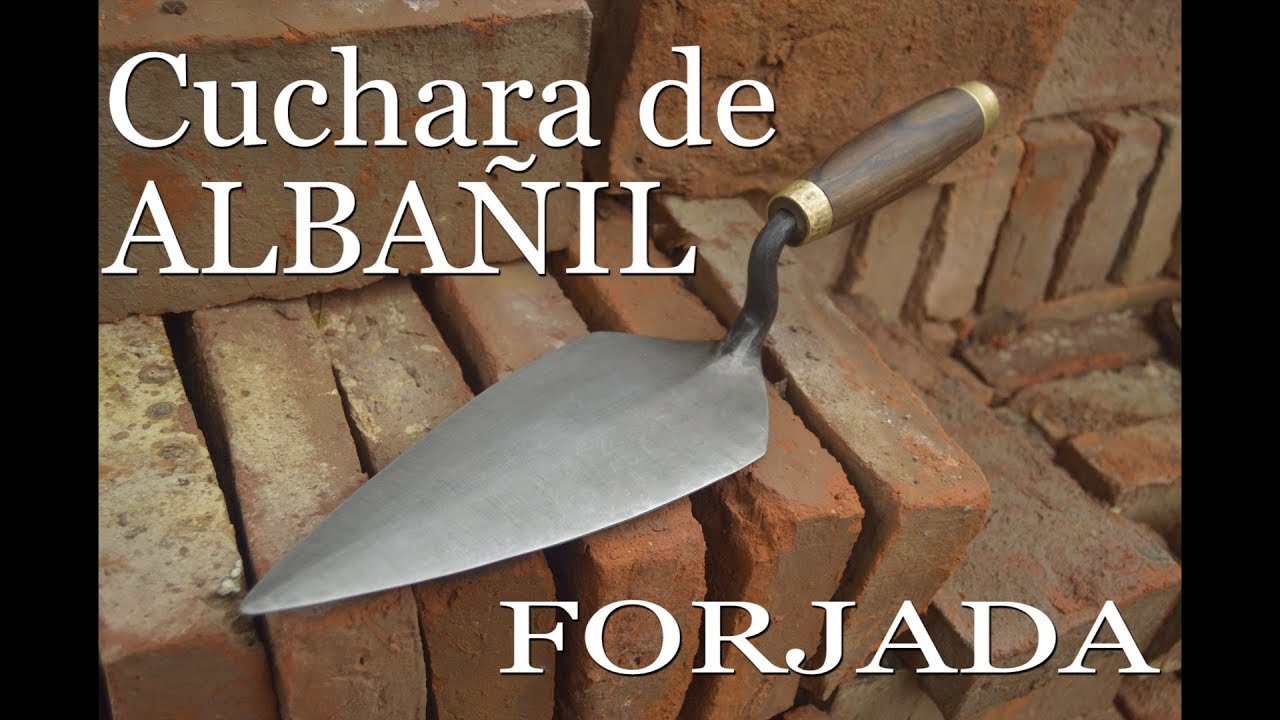 Forjando una cuchara de Albañil
