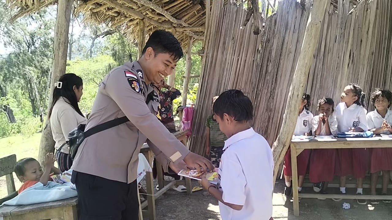 Polres Malaka Salurkan Tas dan Alat Tulis bagiSiswa di Wilayah Hukum Polres Malaka