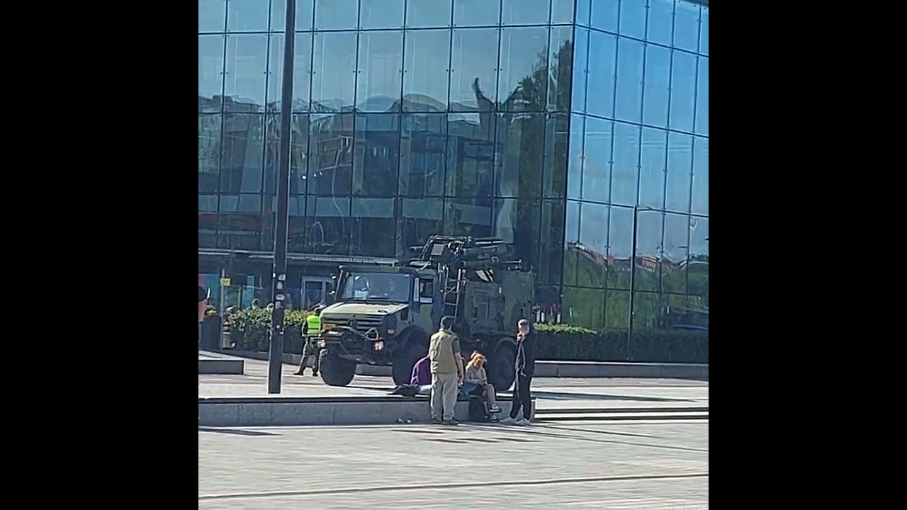 Suomen puolusvoimien mahtia esill&auml; oodin edess&auml;.