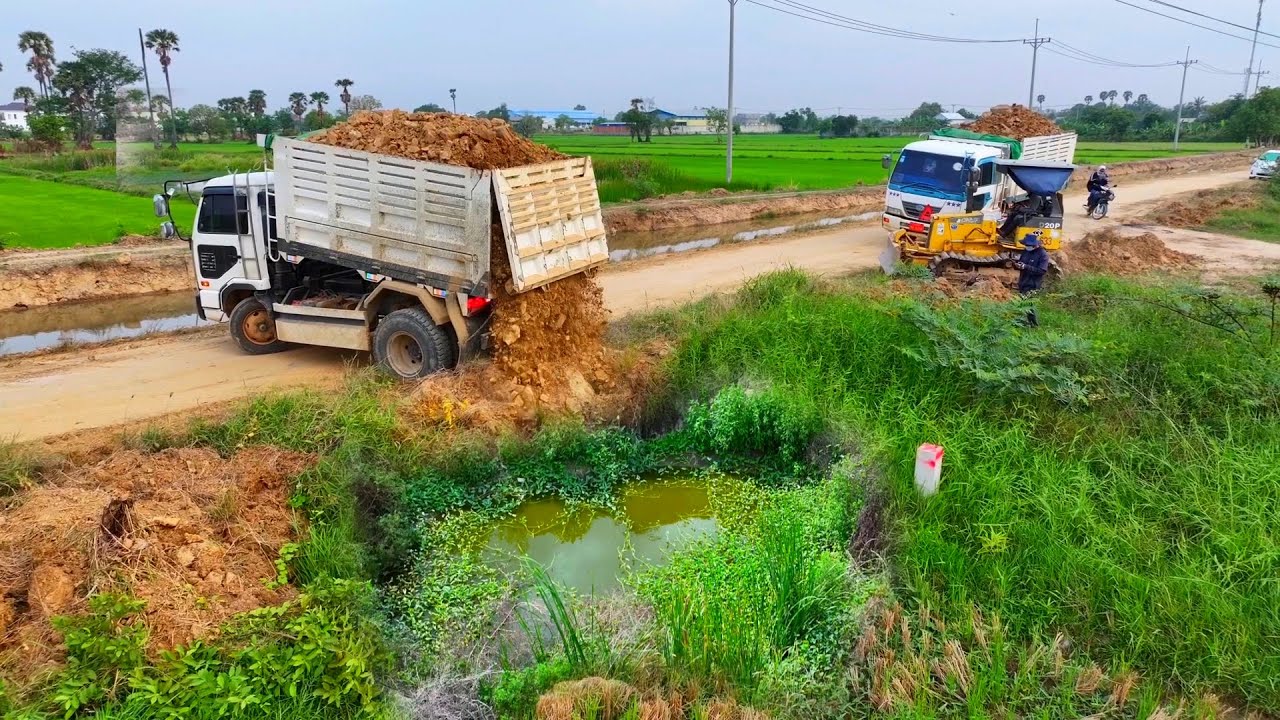 New Project, Large Size Land Fill By Land Trucks With Dozer D21p Push Lands Into Water