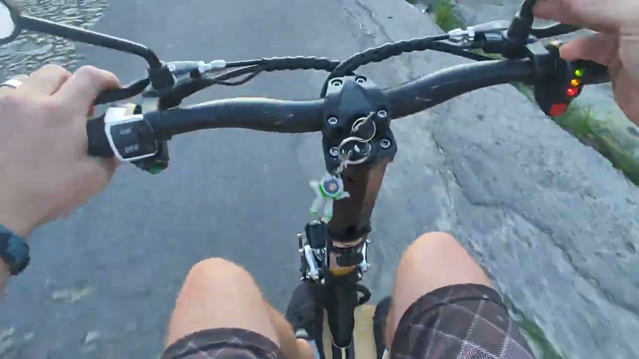Indo na Sorveteria do meu irmão com o Patinete Elétrico Two Dogs 1600w