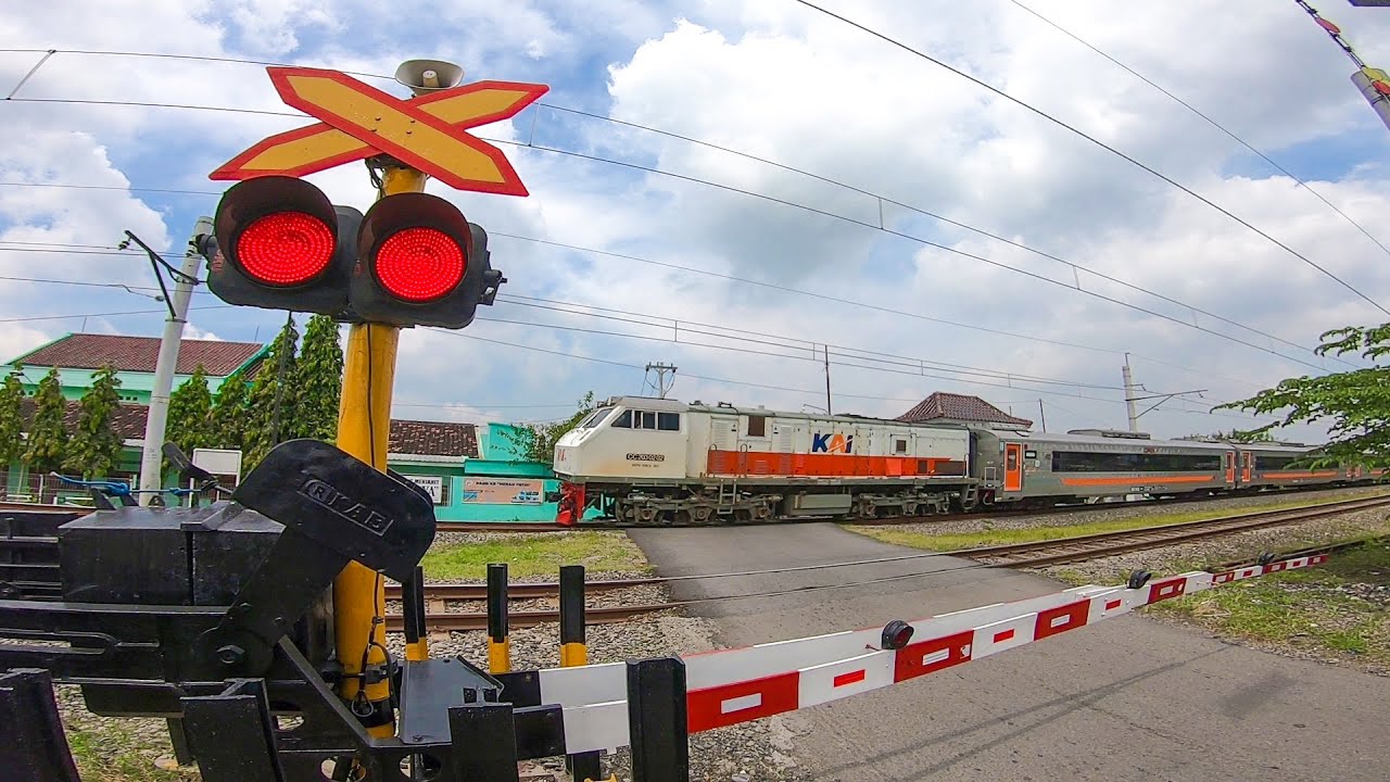 RAILWAY CROSSING 7 | ALARM UNIK Palang Kereta Api JPL 109 Palur, Sukoharjo !!