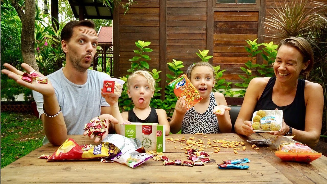 Familjen testar godis från Indien