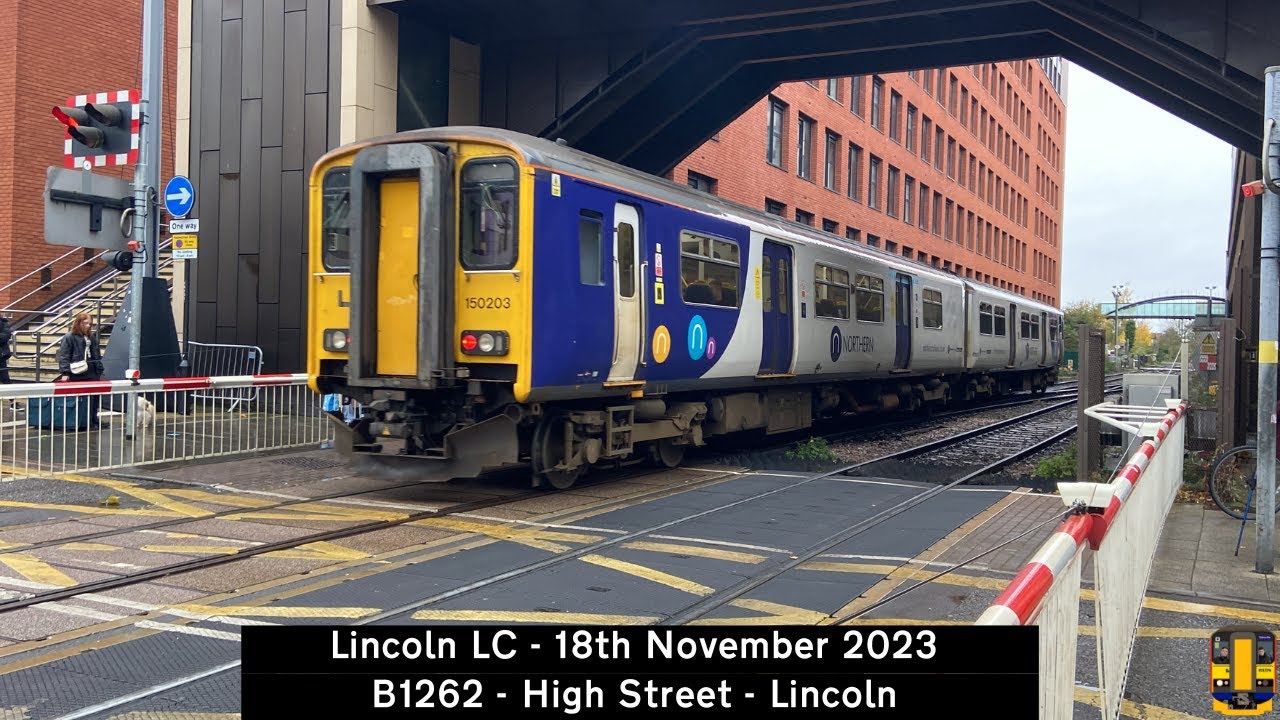 *Warbling Alarm in Day & Night mode* Lincoln High Street Level Crossing (18/11/2023)