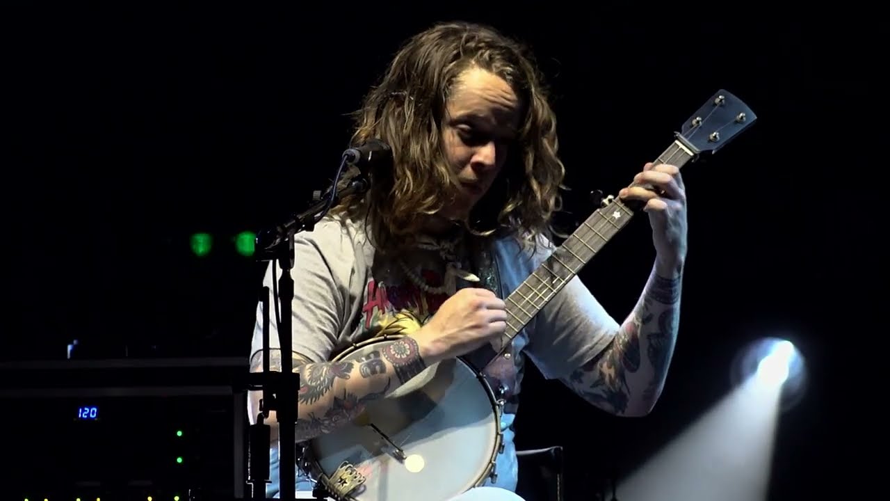 Billy Strings on Clawhammer Banjo 