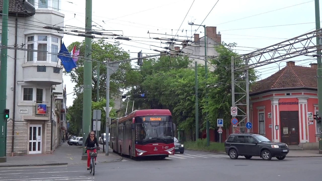 Szeged, trolleybusses under the wire switches