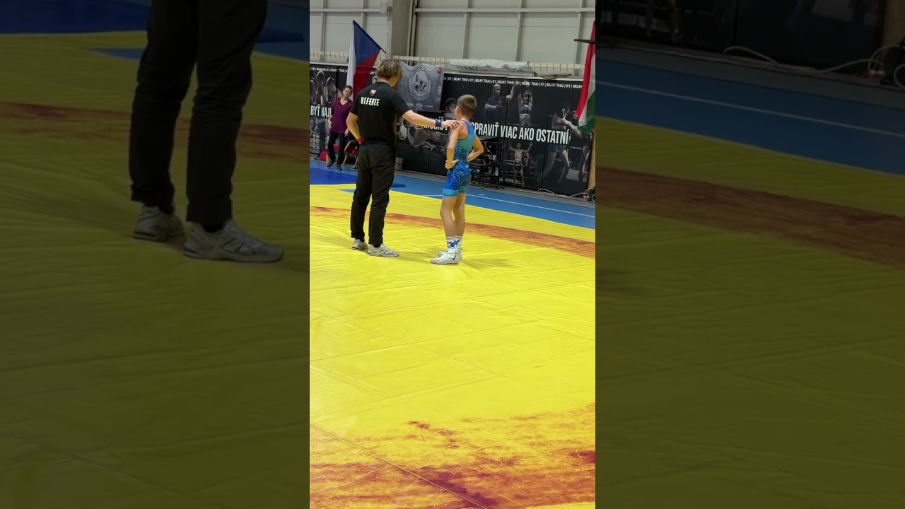 Paris Adamkovič , modr&yacute; dress prehr&aacute;va vlastnou chybou vyhraty z&aacute;pas U13/45kg