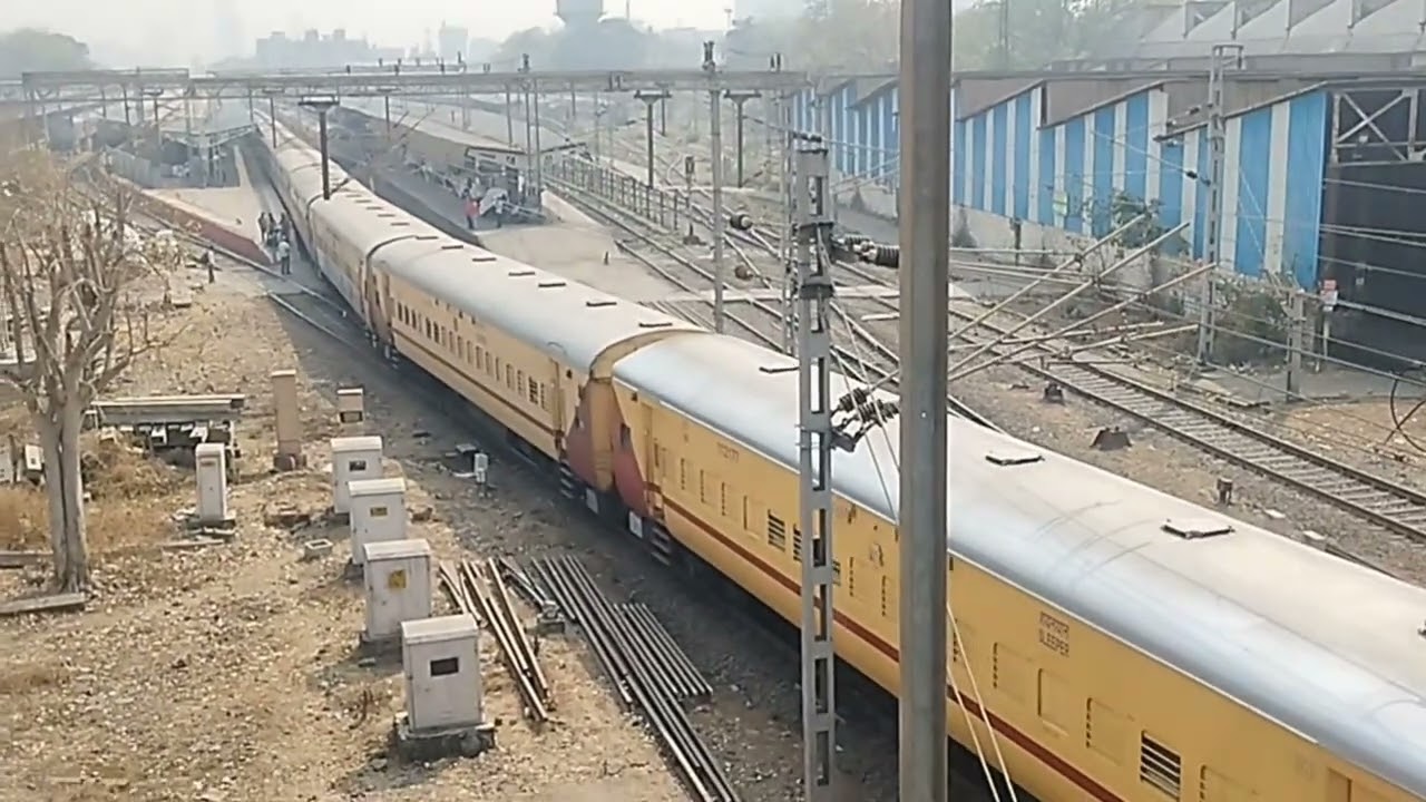013 Bandra terminal / Bandra Bhuj express and other reverse Indian Express