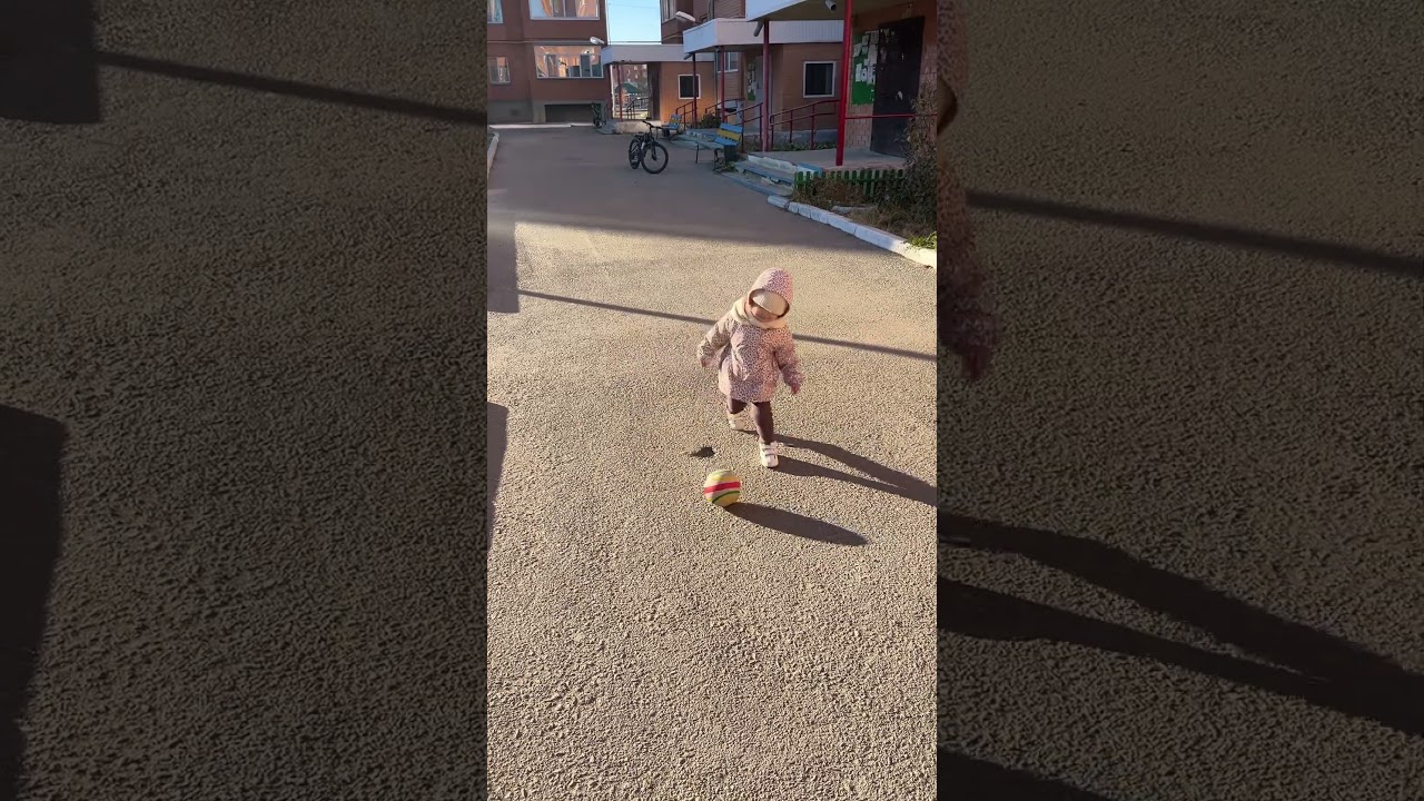 &mdash; Mom vs Daughter Football Challenge!